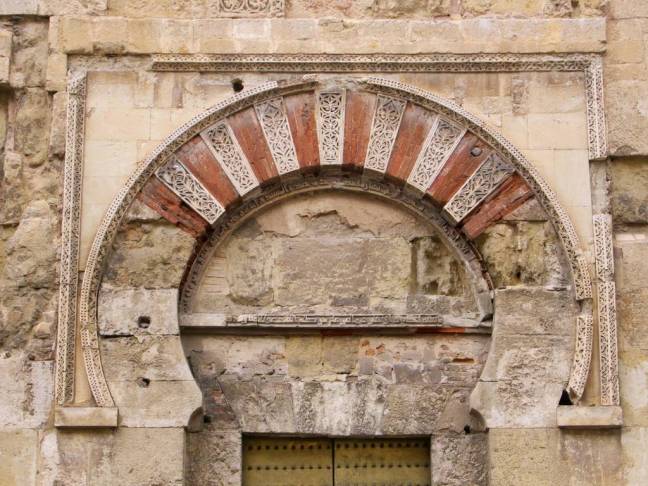Alfiz del arco sobre la puerta de la Mezquita-Catedral de San Esteban. (Córdoba, España).