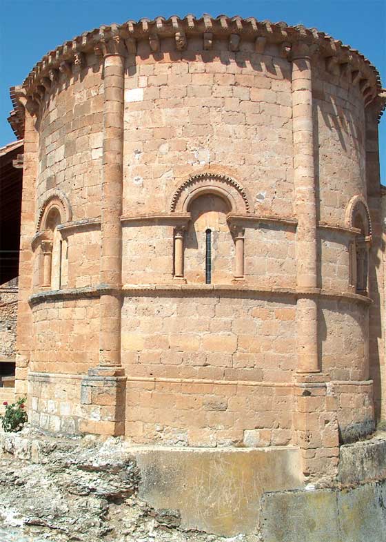 En esta imagen hay dos impostas, que son las lineas horizontales que dividen el muro en tres paños. La imagen es del  Castillejo de Robledo (Castilla y León, Soria, España).