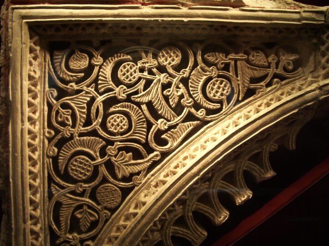 Detalle de una enjuta (albanega) decorada en el Palacio de la Aljafería de Zaragoza.
